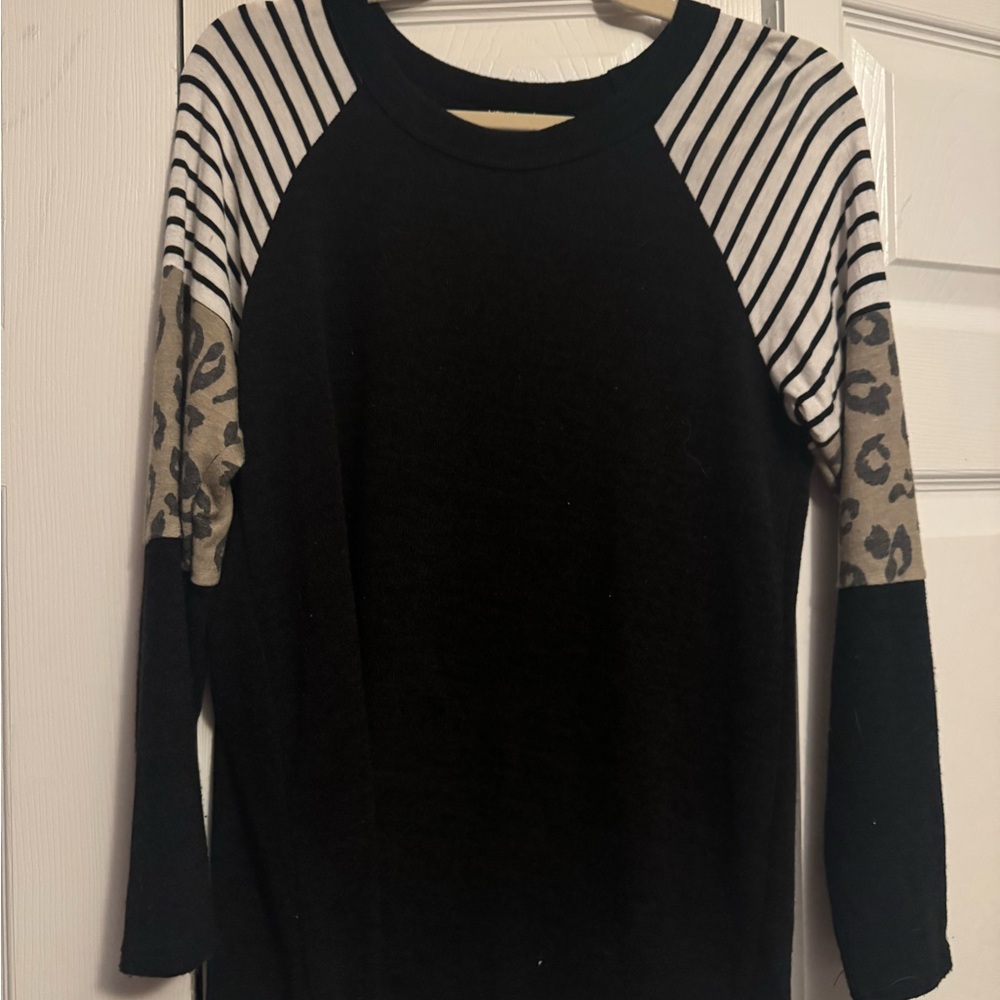 HEIMISH USA Black and White Raglan Blouse